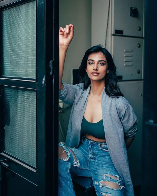 Staggering Poses of Meenakshii Chaudhary In Black Outfit